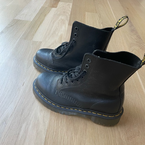 Dr. Martens Soft Leather Chunky Sole Boots Women’s size 7 - Picture 2 of 4